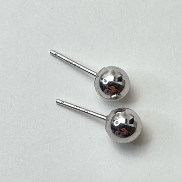 14K White Gold Round 5mm Studs - Picture 4 of 5